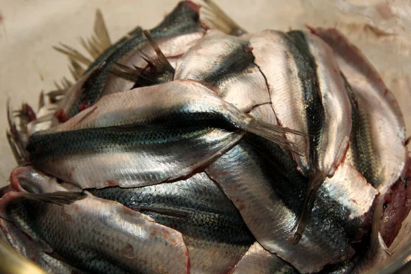 Ακατέργαστες Ρέγγες Γυάλινο Μπολ Κάτοψη Φιλέτου Ρέγγας Ένα Μικρό Ψάρι — Φωτογραφία Αρχείου