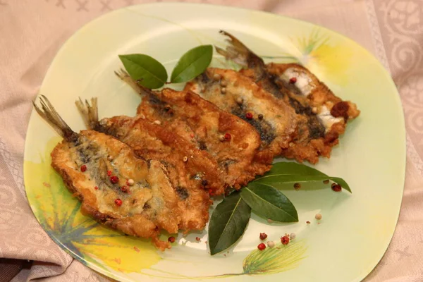 Crujiente Pescado Frito Plato Decorado Con Hojas Laurel Especias Arenque — Foto de Stock