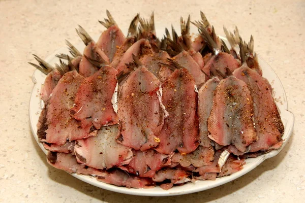 Kleine Fische Ausgenommen Viele Frische Heringsfische Auf Weißem Teller Ausgenommen — Stockfoto