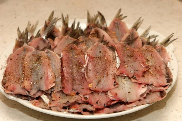 Kleine Fische Ausgenommen Viele Frische Heringsfische Auf Weißem Teller Ausgenommen — Stockfoto