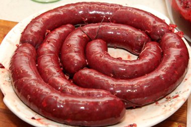 Kan sosisi kütlesiyle doldurulmuş taze domuz bağırsakları. Organik kanlı sosis. Ev yapımı sosisler.