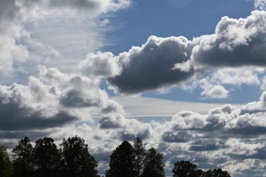 Mavi gökyüzü arka planında siyah beyaz bulutlar, bulut arkaplanı