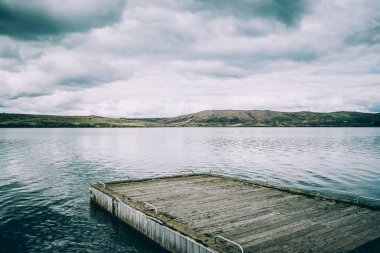 İzlanda 'daki göllerden birinde sakin ve huzurlu bir sabah.