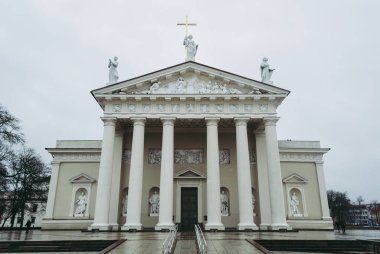 St. Stanislaus Katedral Bazilikası ve Vilnius St Ladislaus Solgun bir Şubat sabahı