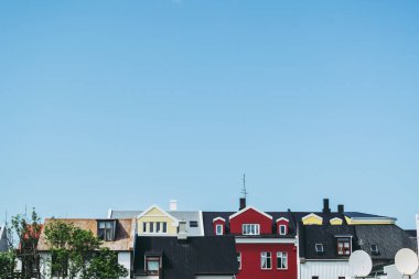 Reykjavik 'in renkli çatıları masmavi gökyüzüne karşı.