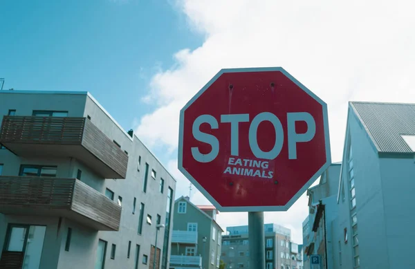 Sluta Äta Djur Ett Klistermärke Den Röda Stoppskylten Social Protest — Stockfoto