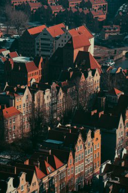 Tarihi evlerde renkli çatıları olan Gdansk şehir merkezinin havadan görünüşü
