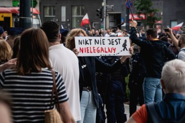 Polonya, Varşova 'da sol görüşlü bir göçmenlik sırasında Lehçe 