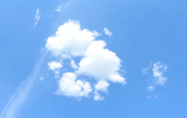 Escaparate. Una pequeña nube en el cielo azul en buen tiempo . — Foto de Stock