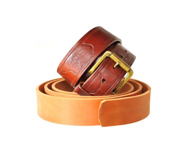 Kahverengi deri kayış ve Preform böyle bir kemer üretimi için. Beyaz izole.
