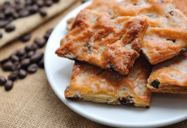 Kahverengi tuval üzerine kahve çekirdekleri ile plaka tanımlama.