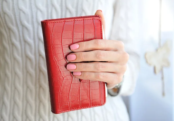 Leuchtend rotes Notizbuch in schöner weiblicher Hand — Stockfoto