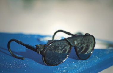 Sahilde güneş gözlüğü