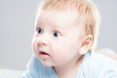 Şirin bir gülümseyen bebek bebek portresi