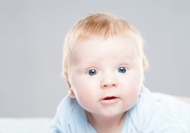 Şirin bir gülümseyen bebek bebek portresi