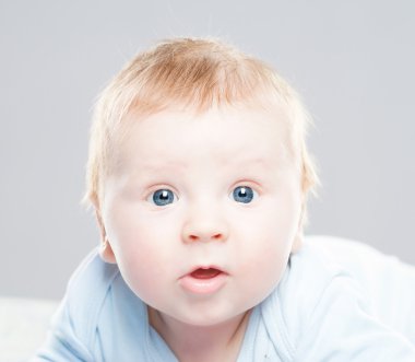 Şirin bir gülümseyen bebek bebek portresi