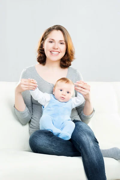 Young mother and her baby child — Stock Photo, Image