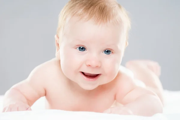 Портрет милого усміхненого немовляти — стокове фото