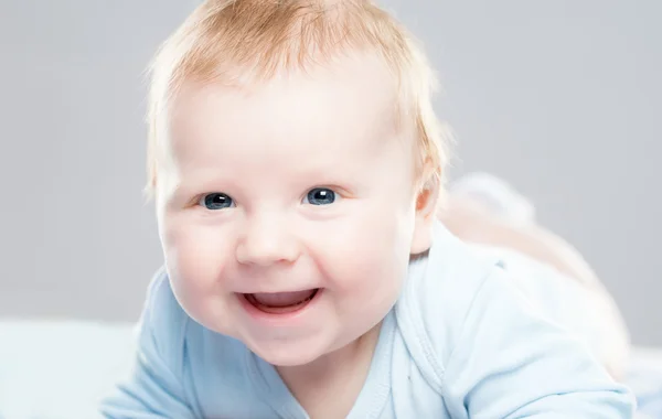 Retrato de um bebê bebê sorrindo bonito — Fotografia de Stock