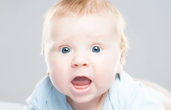 Portrét roztomilý usměvavý kojenecká baby — Stock fotografie