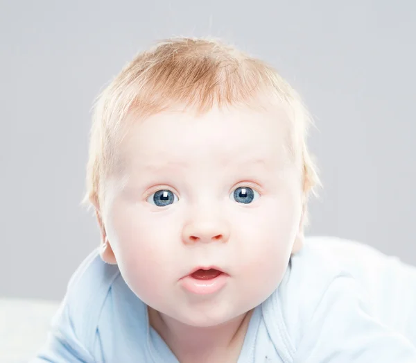 Retrato de um bebê bebê sorrindo bonito — Fotografia de Stock