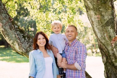 Mutlu aile birlikte vakit geçiriyor.