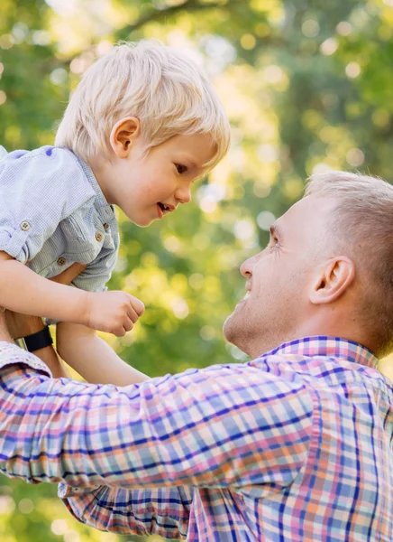 Pappa med sin son i parken — Stockfoto