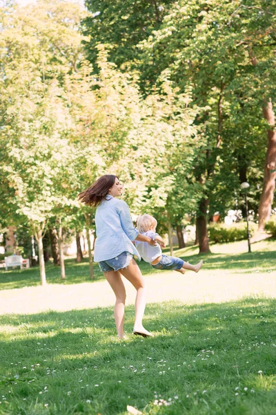 Anne ile oğlu parkta oynarken — Stok fotoğraf