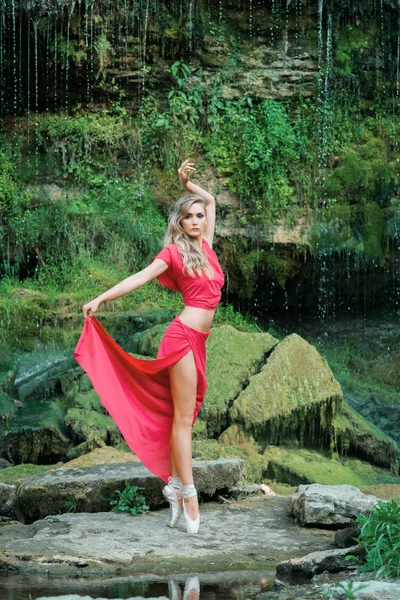 芭蕾舞女演员跳舞附近瀑布 — 图库照片