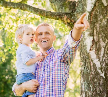 Baba ile oğlu ormanda vakit