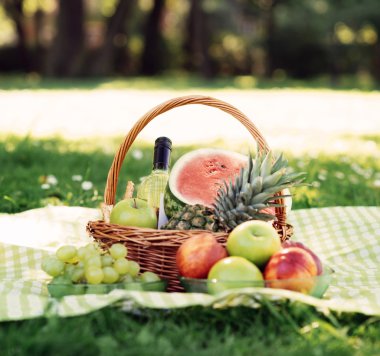 Tam bir mat parkta meyve sepeti