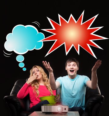 Bir lazer projektör bir spor olayı izlerken Çift