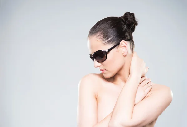 Portrait of a young naked woman in black sunglasses — Stock Photo, Image