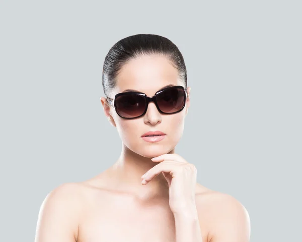 Portrét mladé nahé ženy v sluneční brýle — Stock fotografie