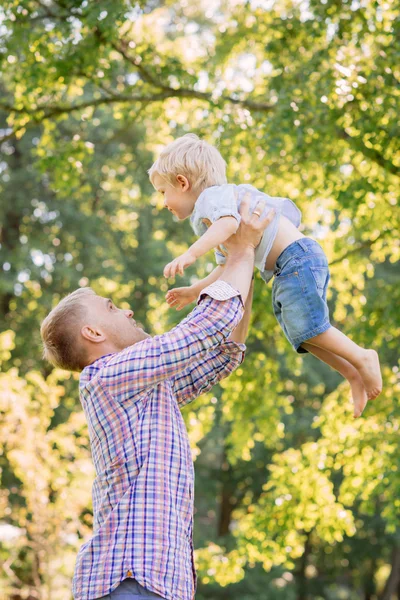 Ung pappa umgås med sin son i parken — Stockfoto