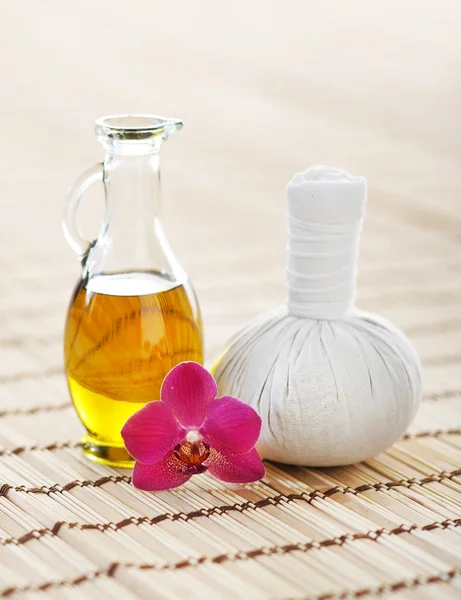 Spa aromatherapie samenstelling met geurige olie, een orchidee en een bal op een bamboe mat — Stockfoto