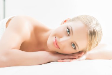 Güzel kadın Güzellik Salonu bir mat üzerinde döşeme