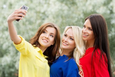 Üç güzel bayan arkadaş selfies alarak modern olmak