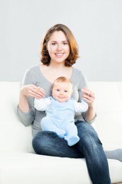 Genç anne ve bebek çocuk