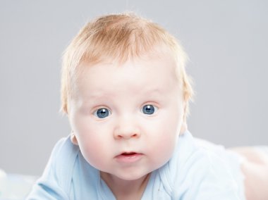Şirin bir gülümseyen bebek bebek portresi