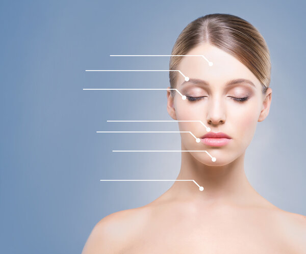 Привлекательная девушка с гладкой кожей
