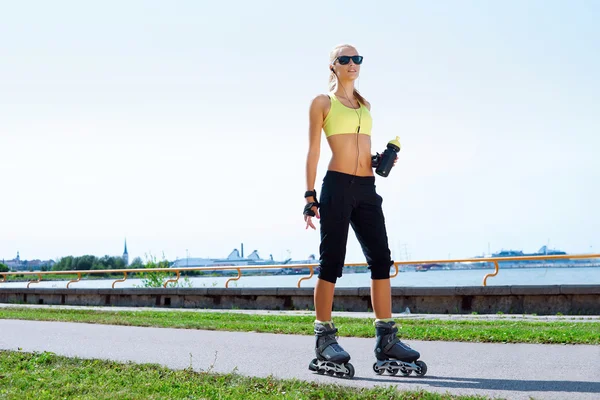 Young, beautiful, sporty and fit girl rollerblading on inline skates — Stock Photo, Image