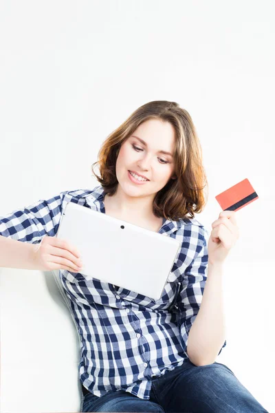 Atractiva morena con tarjeta de crédito y tablet — Foto de Stock