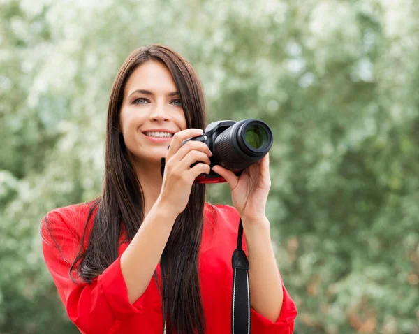 Young beautiful brunette being happy with new slr photo camera — Stock Photo, Image