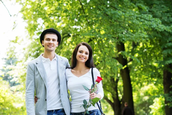 Jovem casal bonito ter uma data no parque — Fotografia de Stock