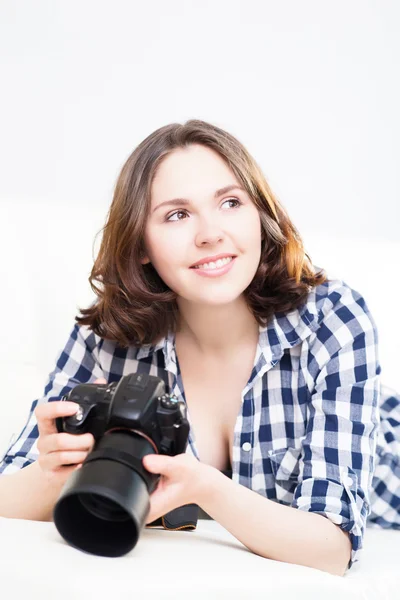 Mulher jovem e atraente com uma câmera dslr — Fotografia de Stock