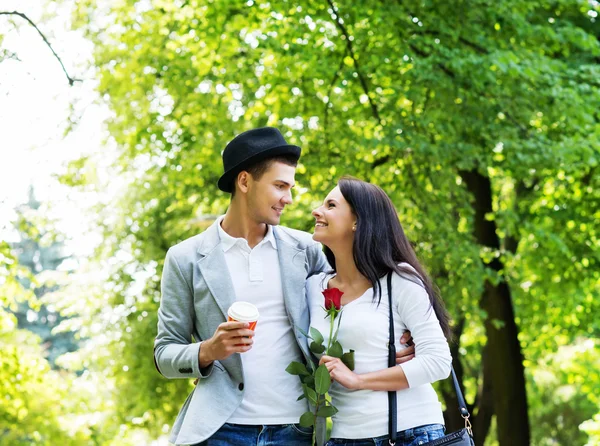Giovane bella coppia avendo un appuntamento nel parco — Foto Stock