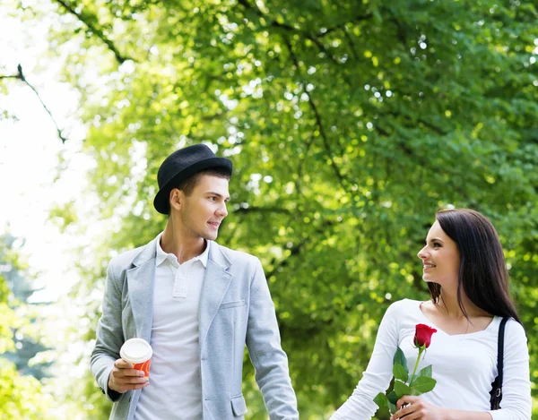 Junges schönes Paar bei einem Date im Park — Stockfoto