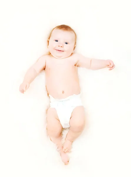 Портрет милого усміхненого немовляти в підгузник — стокове фото