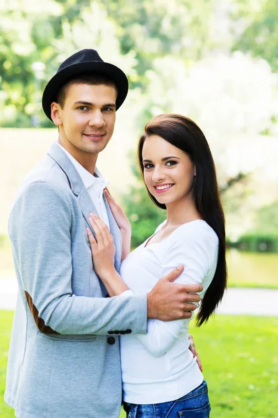 Jovem lindo casal abraçando no parque — Fotografia de Stock